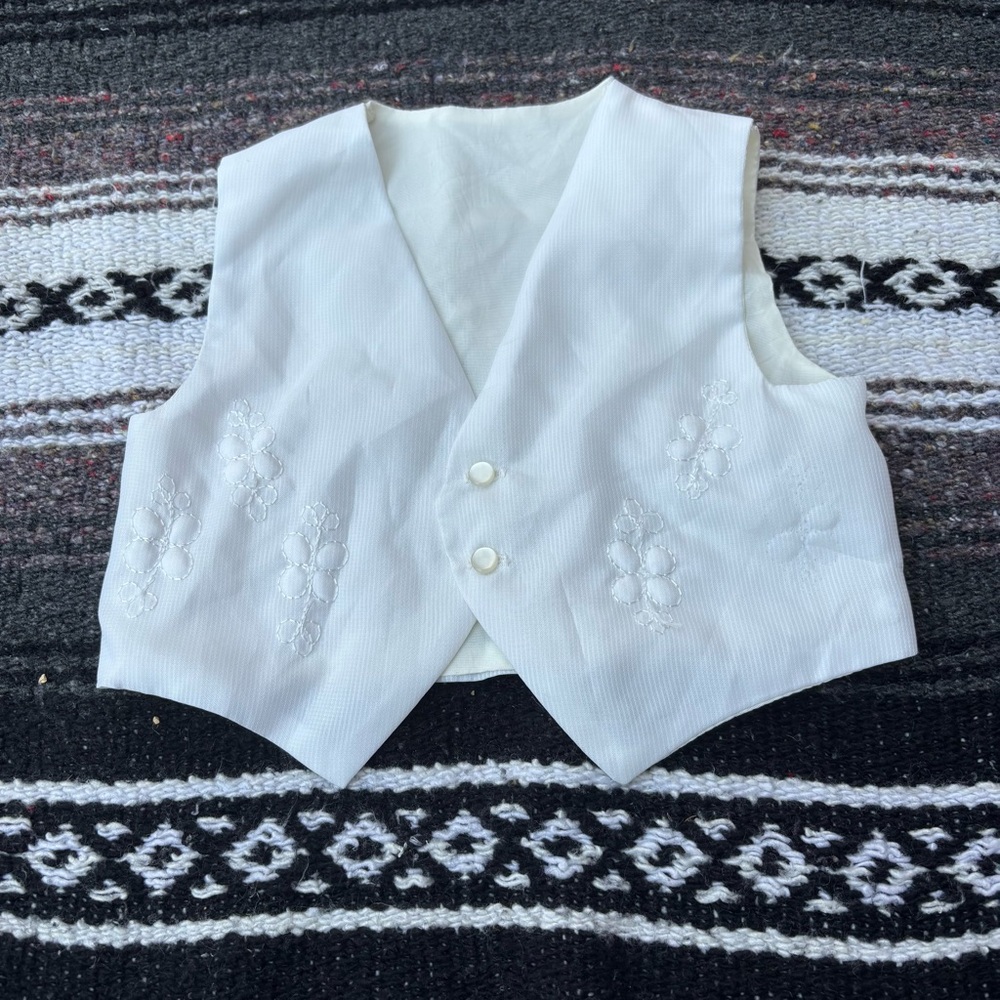 VINTAGE WHITE FLOWER ACCENT BABY VEST SIZE 6 MONTHS